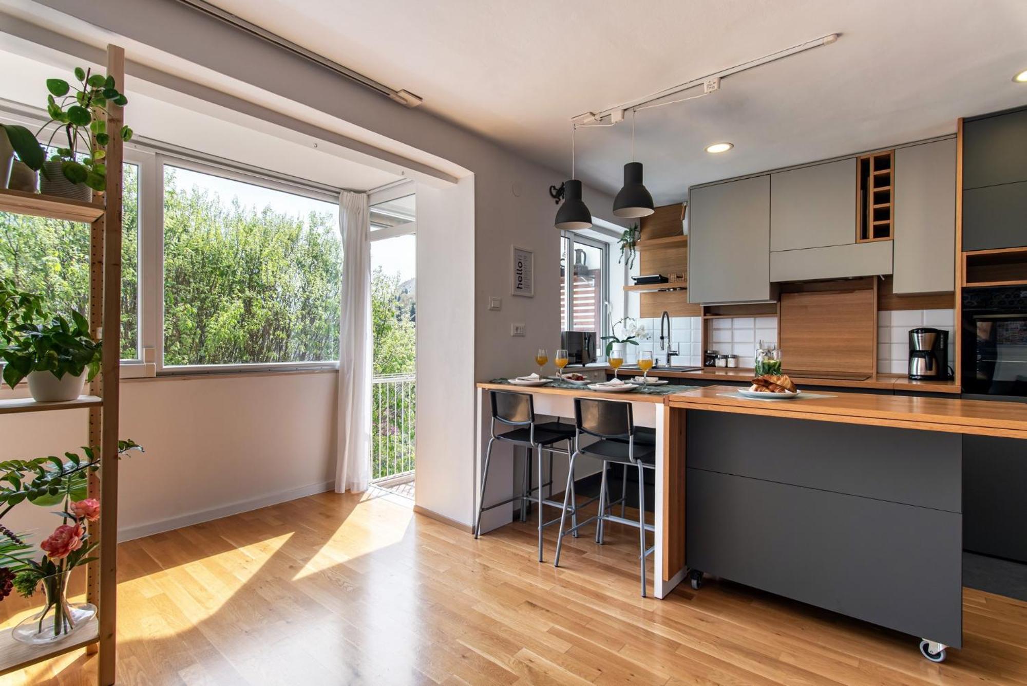 Modern & Spacious 1bdr Flat In Lägenhet
